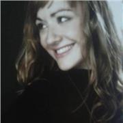 Profesora con experiencia da clases de química a niños y adultos